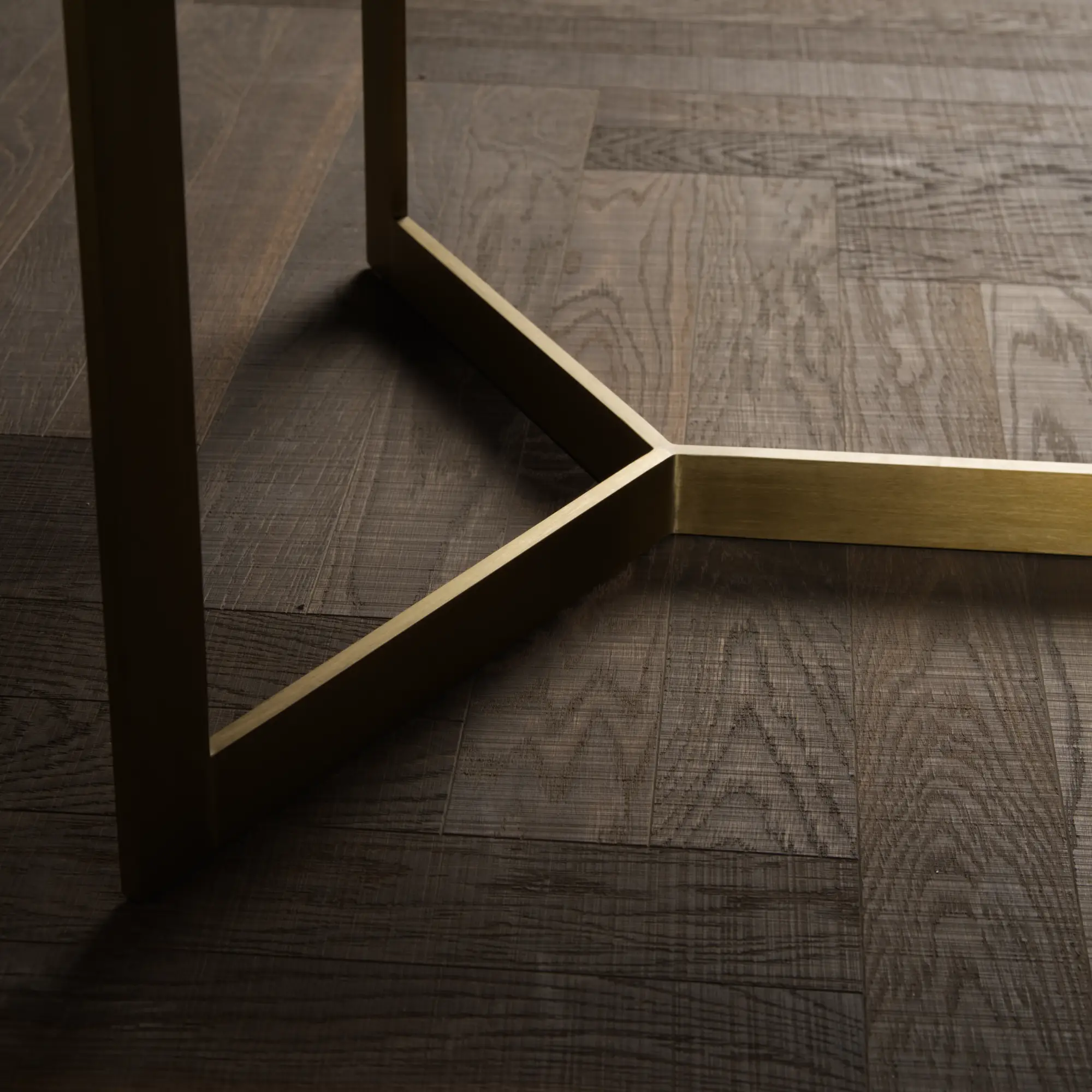 Detailaufnahme eines Beingestells aus Messing