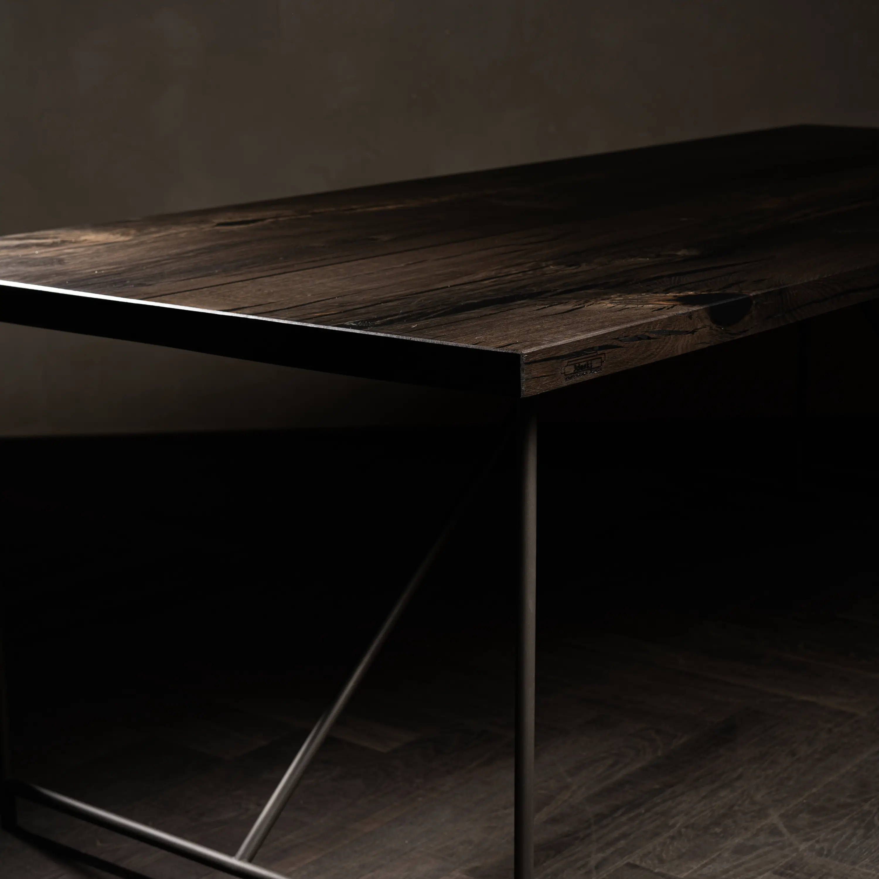 Nahaufnahme eines fertige montierten Moortisches